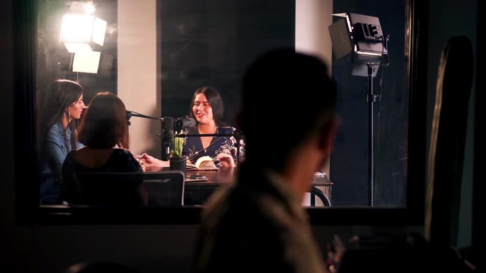 Participantes durante la grabación de un podcast con micrófonos e iluminación