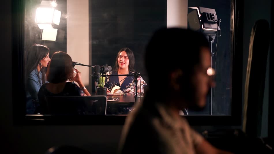 Escena de producción audiovisual para podcast